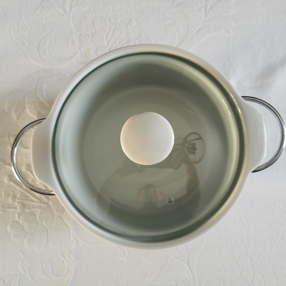 White Stoneware Casserole Dish With Cradle & Lid - Picture 2 of 7